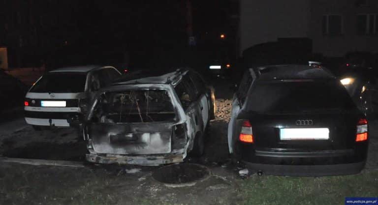 W nocy wlewał benzynę do baku. Kolega przyświecał mu zaplaniczką