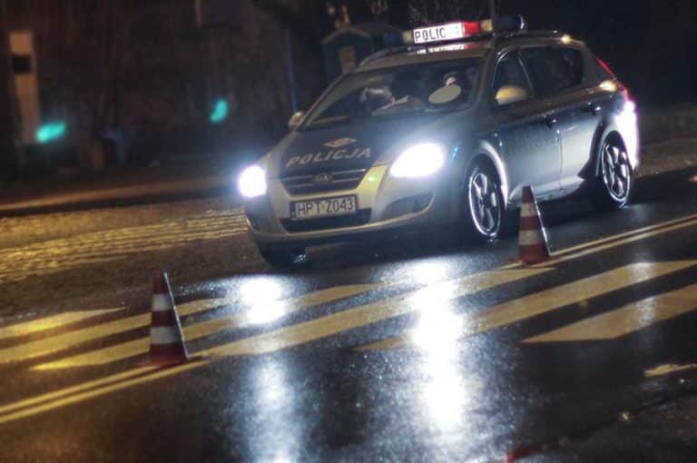 Pieszy wtargnął wprost pod jadący samoch&oacute;d. Grożą mu 3 lata więzienia