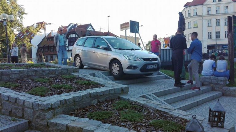 Nietypowe zachowanie kierowcy na Starym Mieście. Chciał zjechać ze schod&oacute;w
