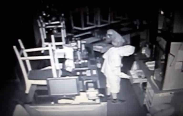 Schowali się w restauracji, a po jej zamknięciu ukradli pieniądze