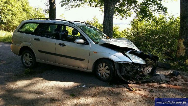 Groźny wypadek. Kierowca na łuku drogi zjechał na przeciwległy pas