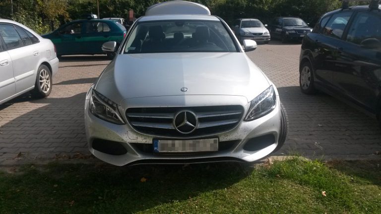 Luksusowy mercedes, a w bagażniku nielegalne papierosy