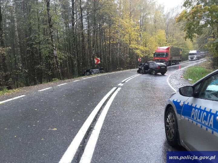 Czołowe zderzenie dw&oacute;ch pojazd&oacute;w osobowych