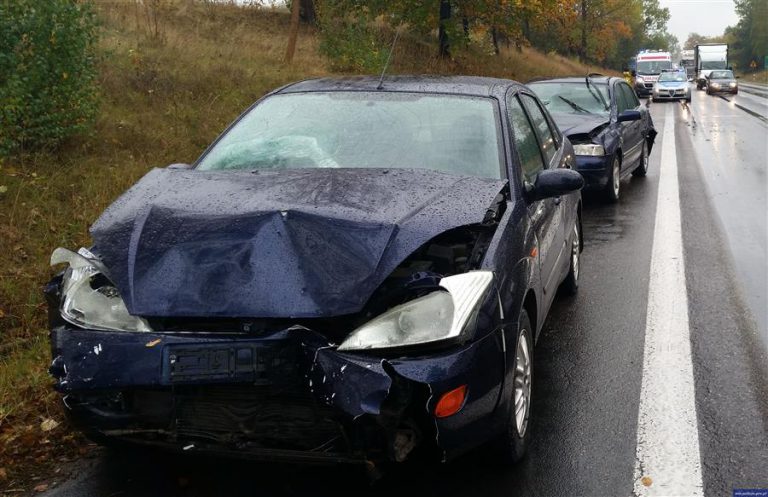 Zderzenie trzech aut na krajowej &bdquo;si&oacute;demce&rdquo;