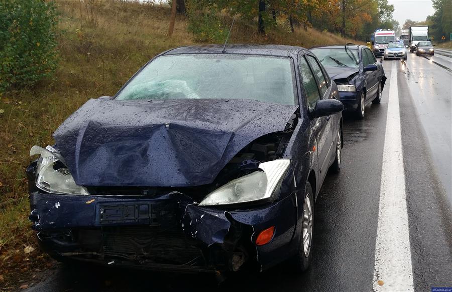 Zderzenie trzech aut na krajowej &bdquo;si&oacute;demce&rdquo;