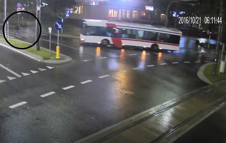 Autobus miejski potracił pieszego w centrum Olsztyna