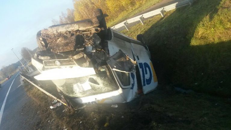 19-letni kurier stracił panowanie nad pojazdem i wpadł do przydrożnego rowu