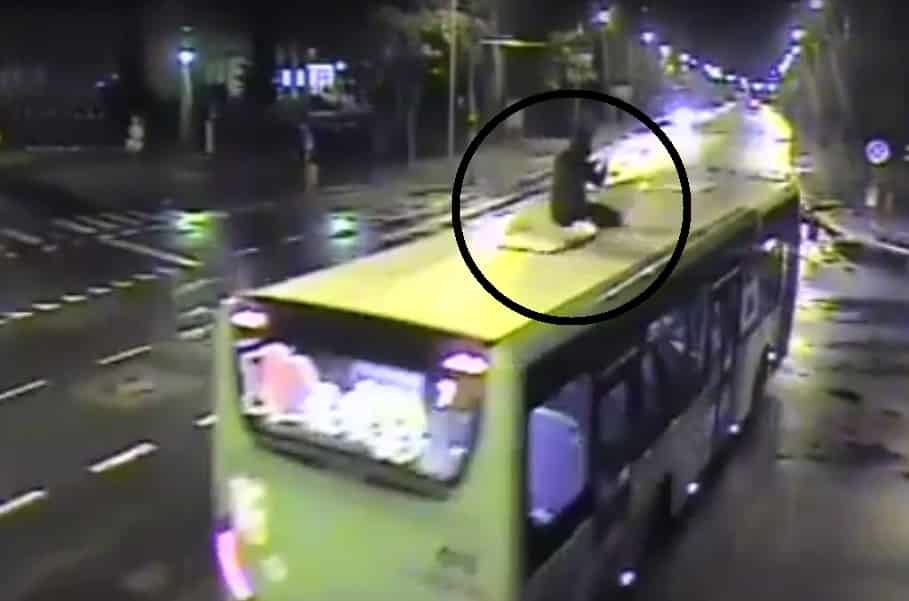 Jechał na dachu autobusu przez centrum miasta