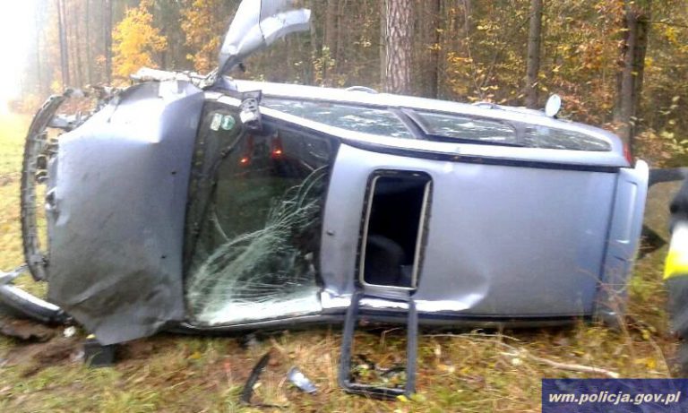 Policjanci uratowali uczestniczki kolizji