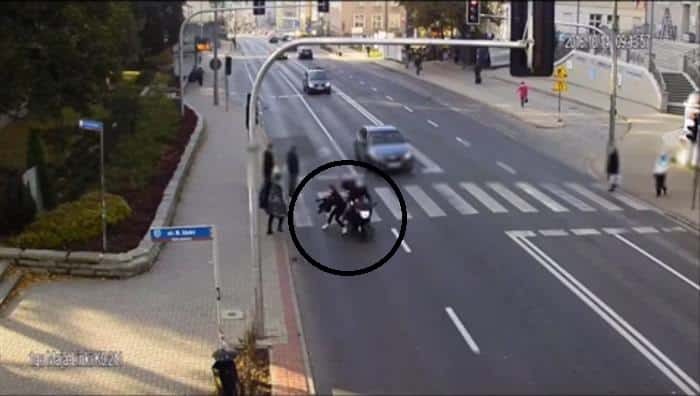 Motocyklista potrącił kobietę na pasach w centrum Olsztyna. Szuka jej policja
