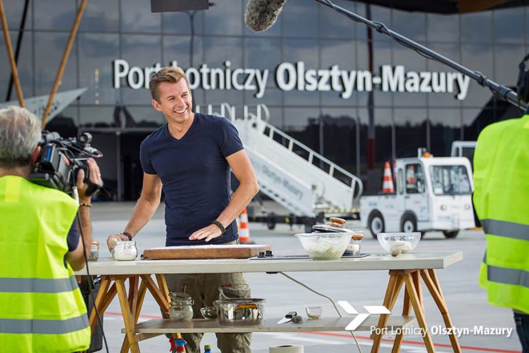 Okrasa gotował na lotnisku w Szymanach