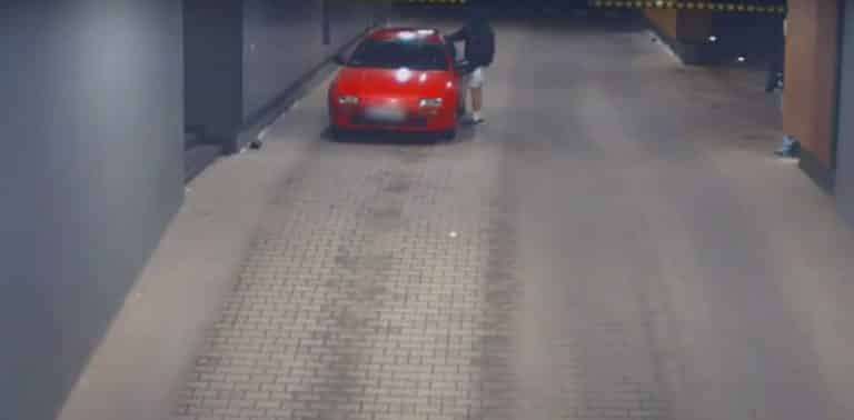 Złodziej włamywał się do samochodu. Przerwał mu świadek zdarzenia