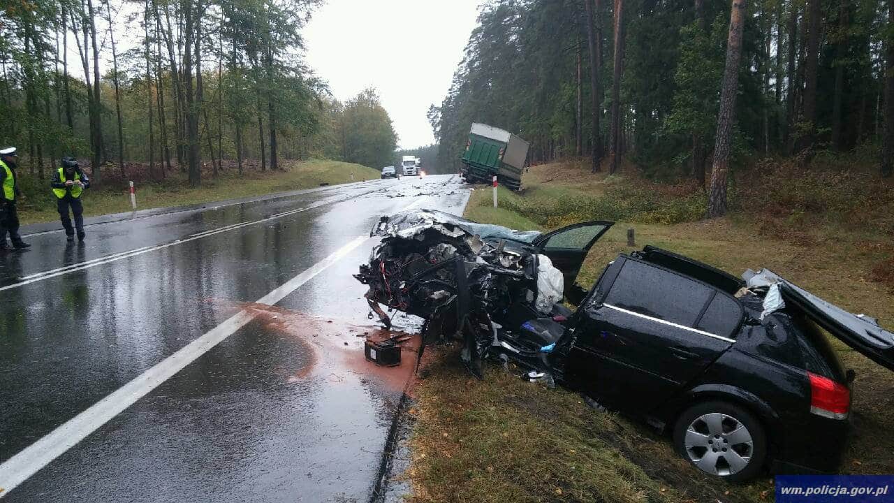 Pod Olsztynem zderzył się czołowo z cieżarówką