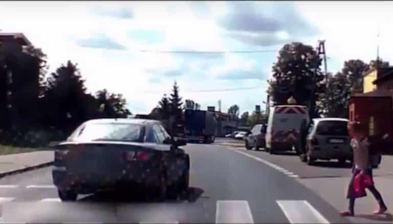 Wyprzedzał na przejściu dla pieszych. Nagrał go świadek zdarzenia