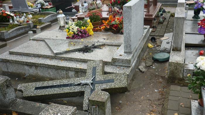 Ktoś zniszczył ponad 100 nagrobk&oacute;w