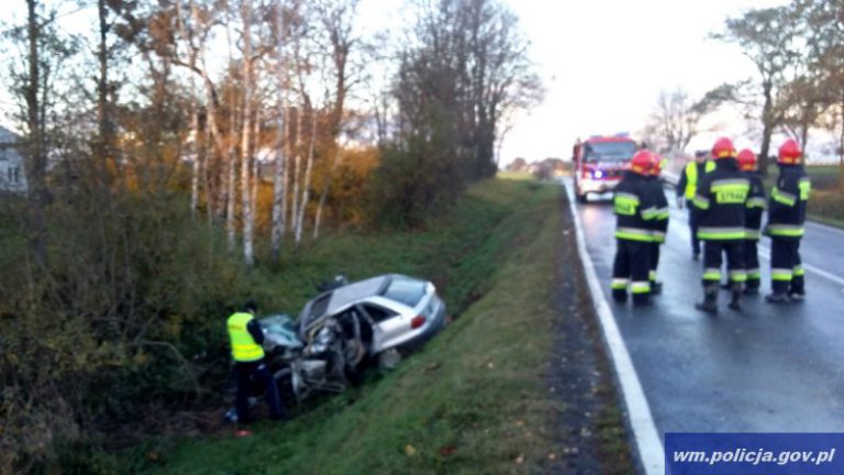 Auto uderzyło w dwa samochody i wpadło do rowu. Kierowca zginął na miejscu