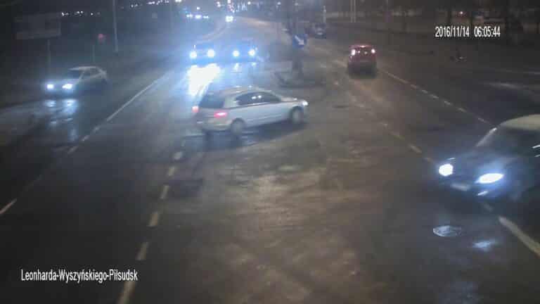 Uderzył w słup z sygnalizatorem świetlnym na ul. Leonharda