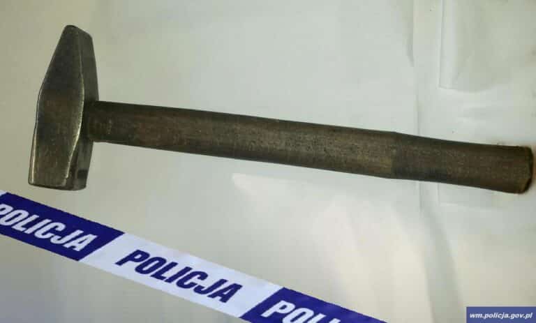 Uderzył go młotkiem w głowę za&hellip; wpis na Facebooku