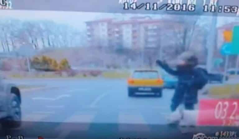 Na ul. Artyleryjskiej ominęła radiow&oacute;z na przejściu dla pieszych