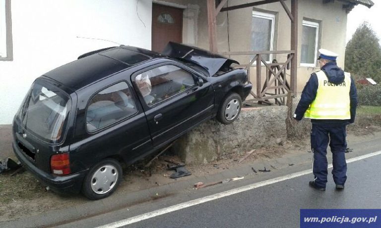 Nissanem wjechała w posesję