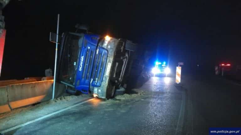 Pod Olsztynem ciężar&oacute;wka przewr&oacute;ciła się na bok