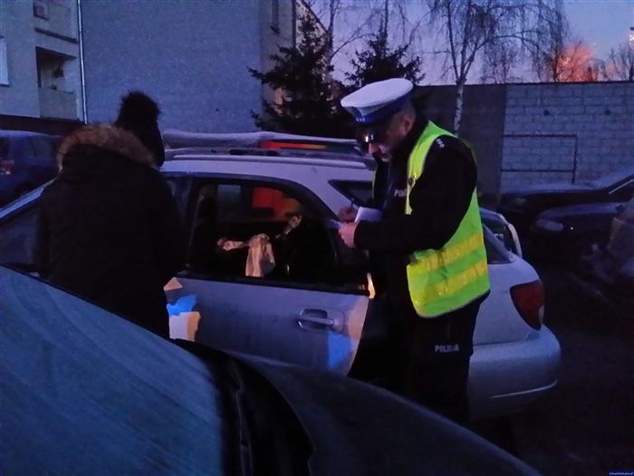 Uwolnili zatrzaśnięte w samochodzie dziecko