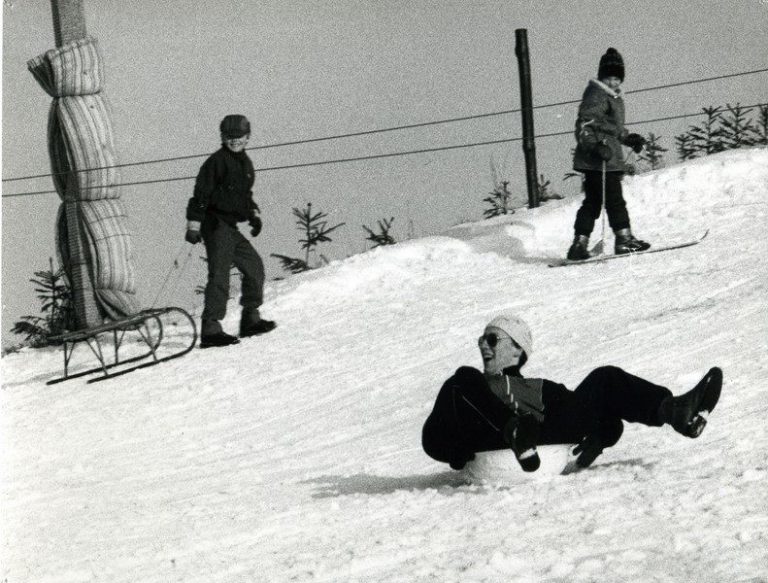 Zjazd na workach z sianem z kortowskiej g&oacute;rki