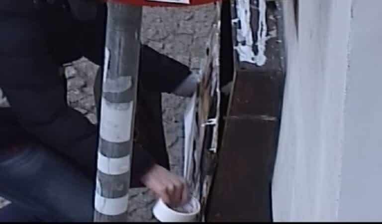 Obklejała plakatami Stare Miasto