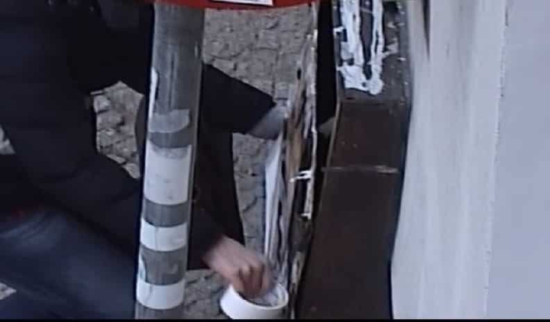 Obklejała plakatami Stare Miasto