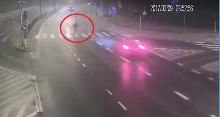 Taksówka potrąciła pieszego na ul. Niepodłegłości