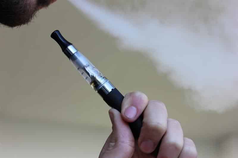 Olsztyn: Palili e-papierosa na placu zabaw. Odpowiedzą przed sądem