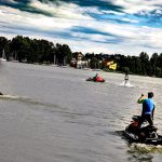Nie lada gratką dla miłośników sportów wodnych jest dostępna nad jeziorem Ukiel