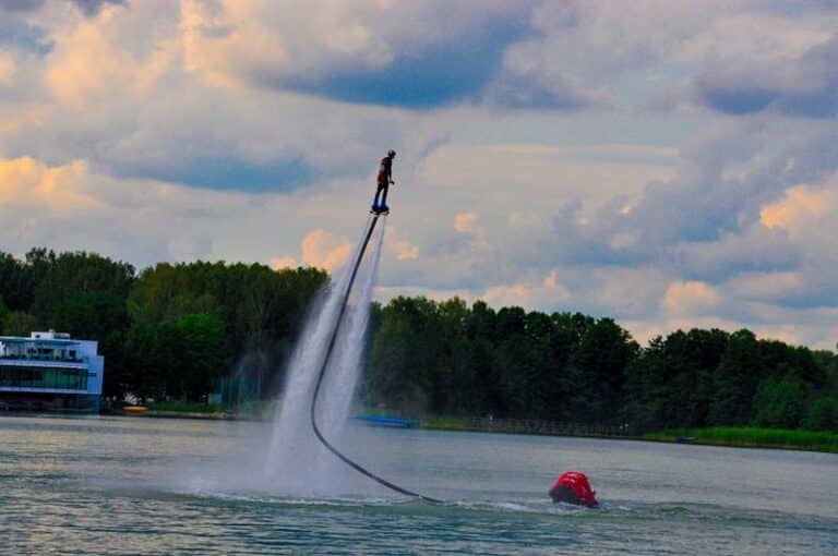 Nie lada gratką dla miłośników sportów wodnych jest dostępna nad jeziorem Ukiel
