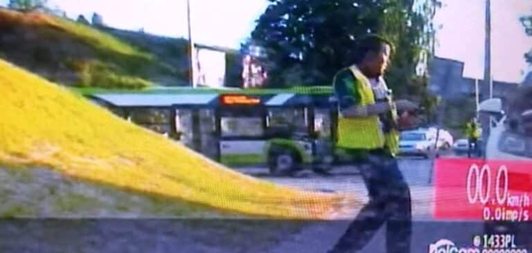 Policjanci ugasili płonący samoch&oacute;d na rondzie Ofiar Katastrofy Smoleńskiej