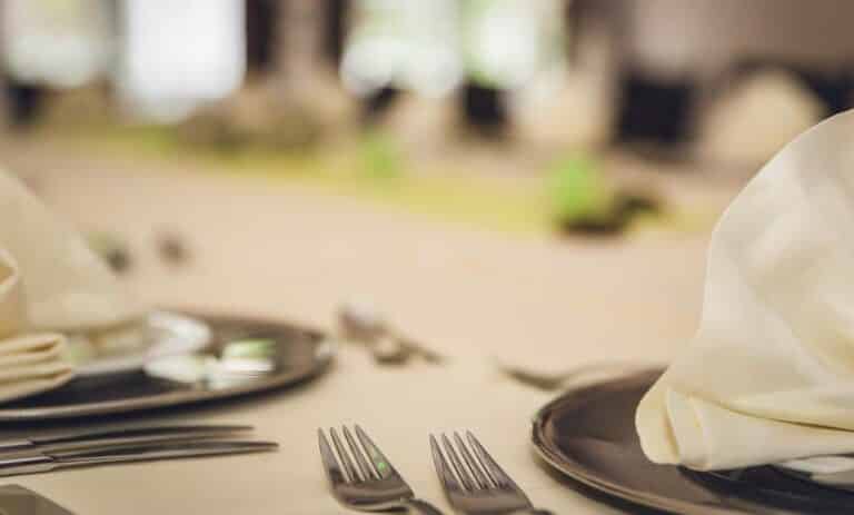 Jak nakrywać st&oacute;ł na ważną okazję?