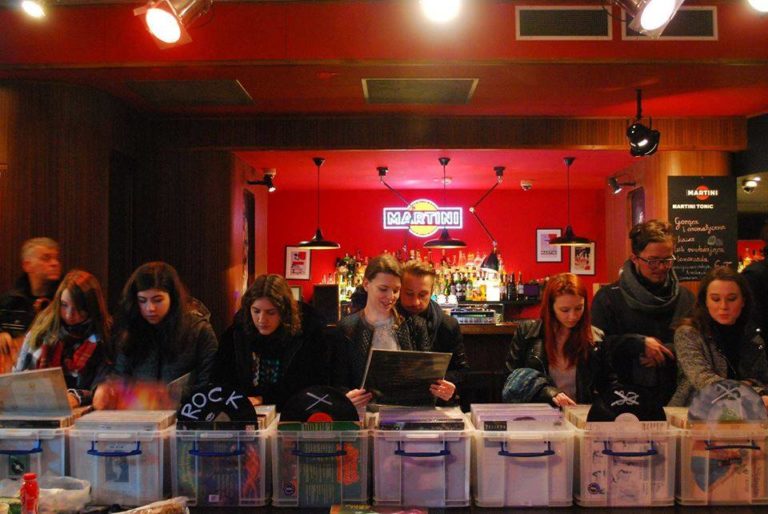 Pomysł na niedzielę? Tysiące Winyli na star&oacute;wce!