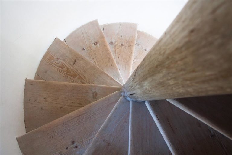 Renowacja drewnianych schodów od A do Z