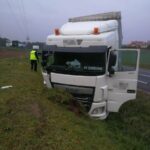 Zderzenie osobówki z autem ciężarowym pod Olsztynem