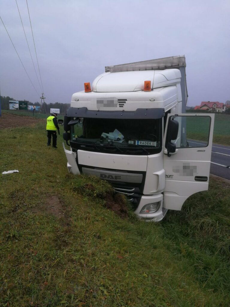 Zderzenie osob&oacute;wki z autem ciężarowym pod Olsztynem