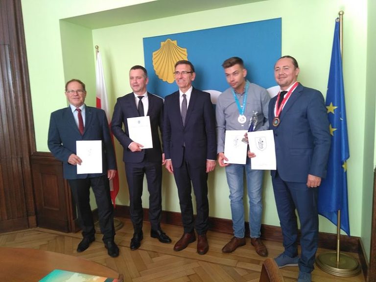 Olsztynianin wsp&oacute;łrządzi światowym fryzjerstwem