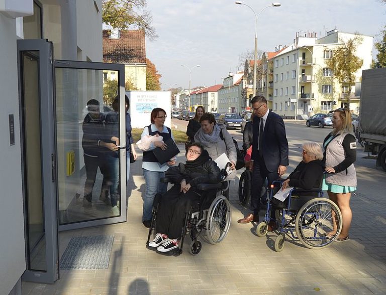 Nowi lokatorzy budynku komunalnego przy al. Wojska Polskiego