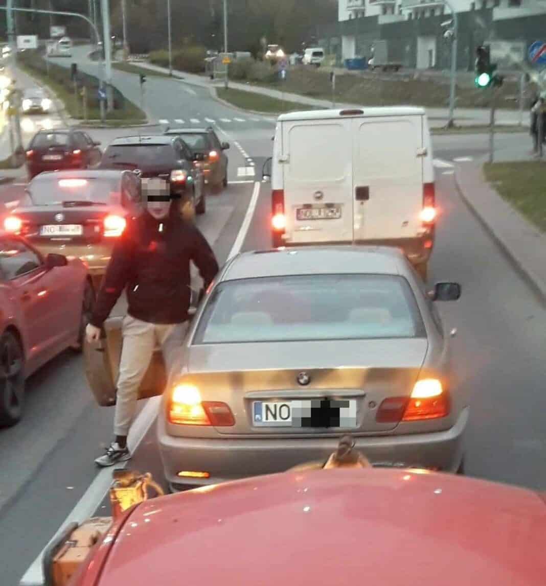 Agresja drogowa w Olsztynie. Łysy cwaniaczek z bmw opluł innego kierowcę