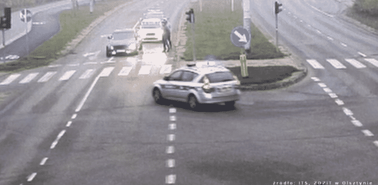 Dziwne zachowanie kierowcy. Zasnął na skrzyżowaniu. Dlaczego?