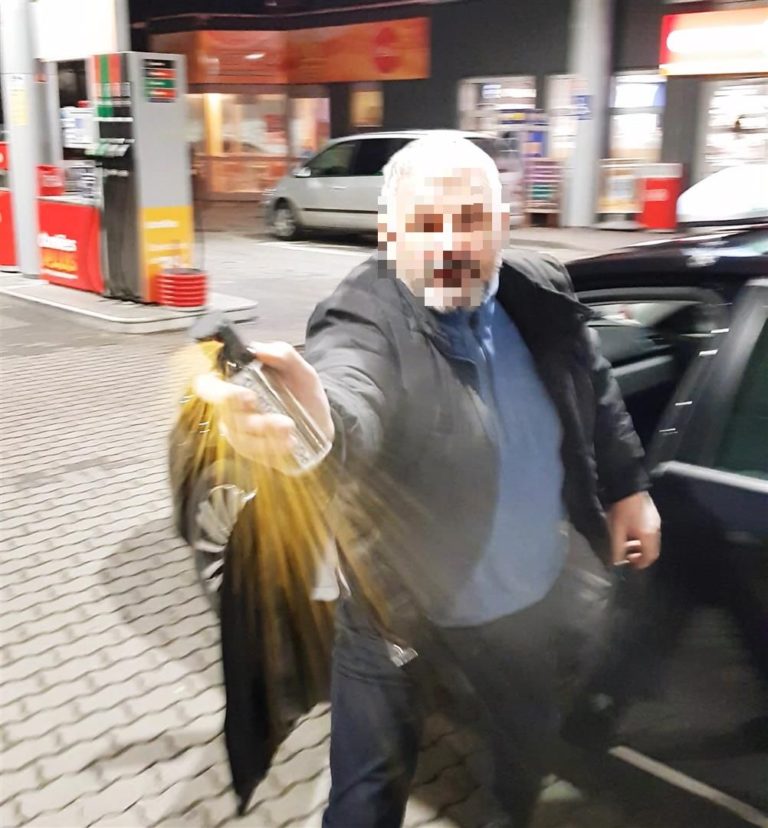 Agresywny taks&oacute;wkarz zaatakował gazem klienta [VIDEO]