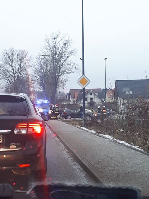 Zderzenie pojazdów na skrzyżowaniu Bukowskiego/Bartąska. Auto w rowie