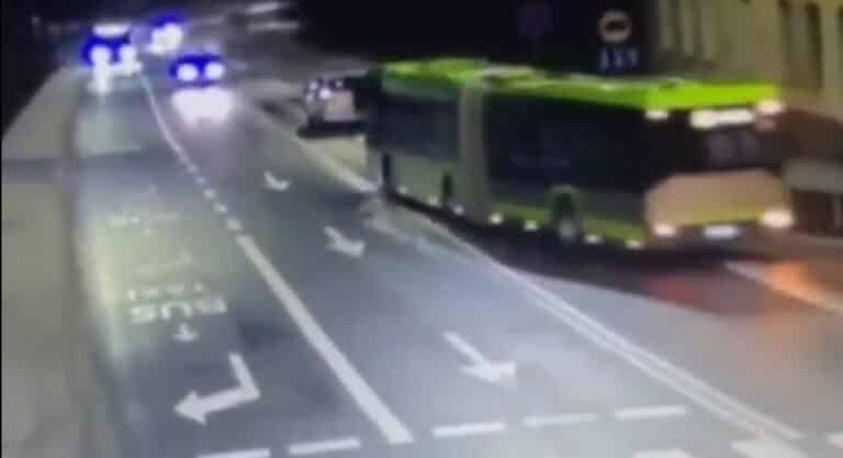 23-letni kierujący spowodował czołowe zderzenie na ul. Pieniężnego