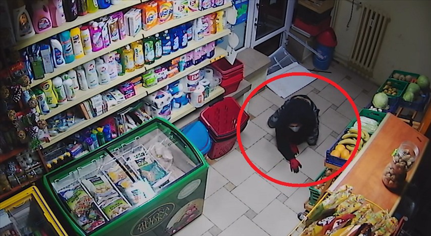 Włamanie do sklepu w Olsztynie. Nagranie z monitoringu