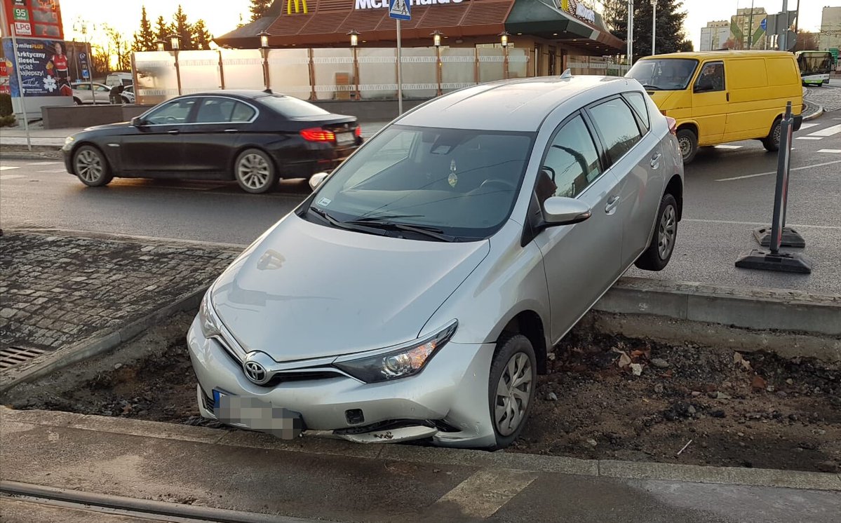 Olsztyn: Zagapił się i zawisł na krawężniku