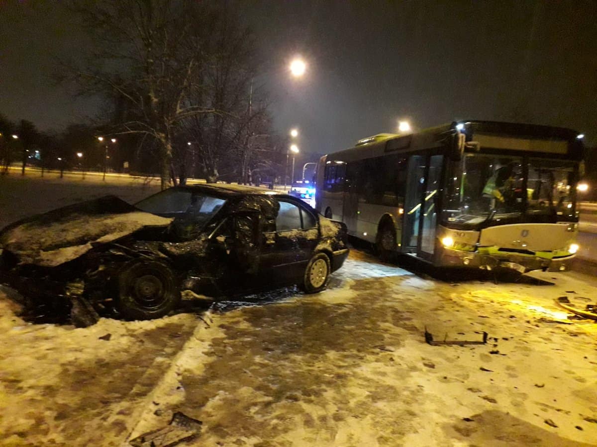 22-latek driftował na śniegu BMW.  Wjechał czołowo w autobus miejski