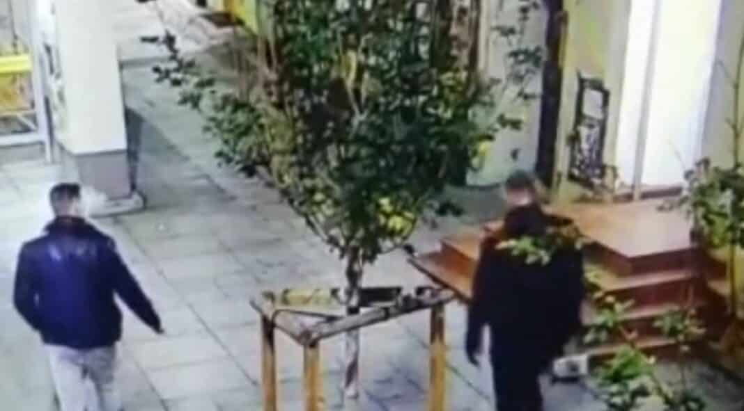 Na ul. Pieniężnego pod Żabką okradli nastolatk&oacute;w. Udawali policjant&oacute;w